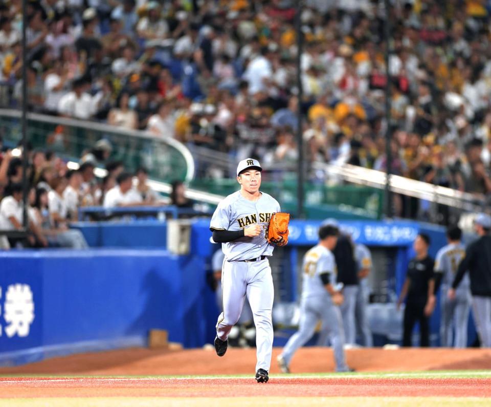 　８回、走ってマウンドに向かう石井（撮影・西岡正）