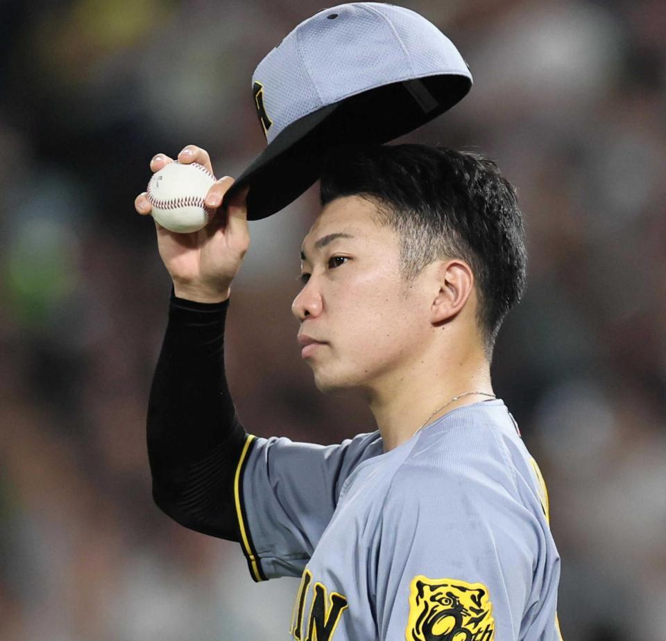 　８回、ピンチを迎えるも表情変えずひと息入れる石井（撮影・田中太一）