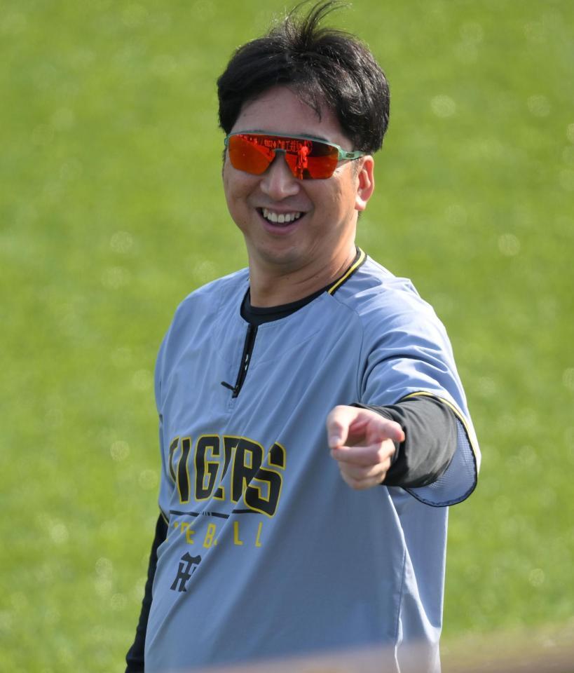 　試合前、笑顔を見せる藤川監督（撮影・伊藤笙子）