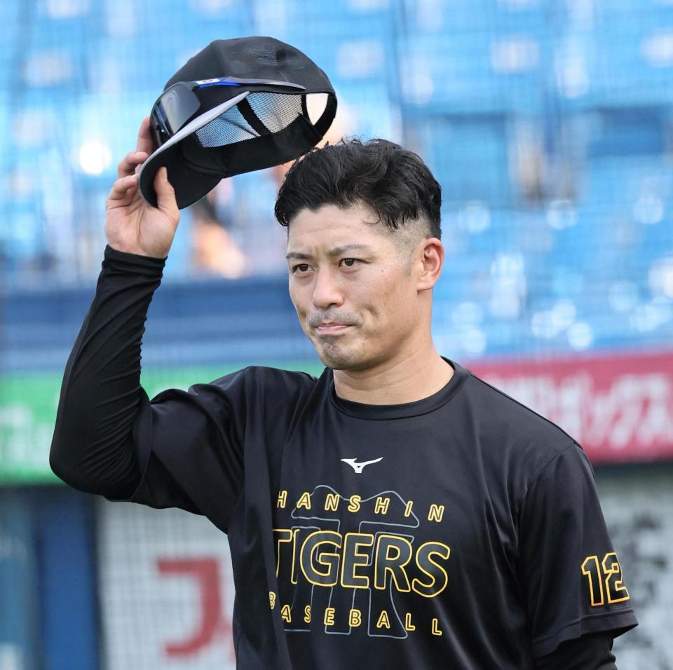 　送球練習を終え、帽子をとってお礼する坂本（撮影・田中太一）