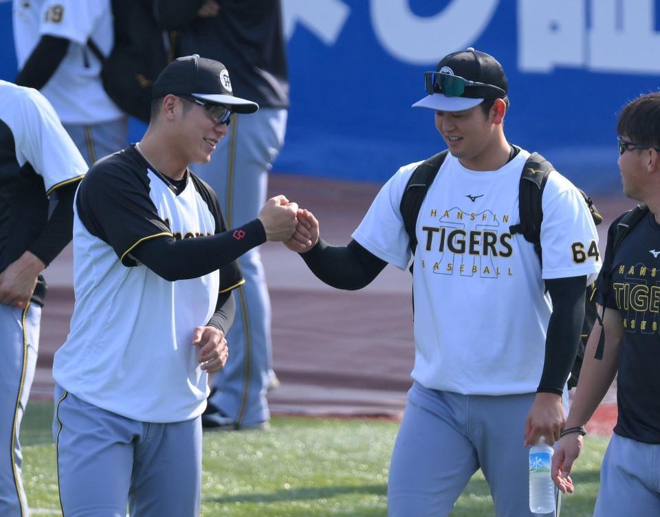 　試合前、豊田（左）とグータッチをする岡留（撮影・伊藤笙子）