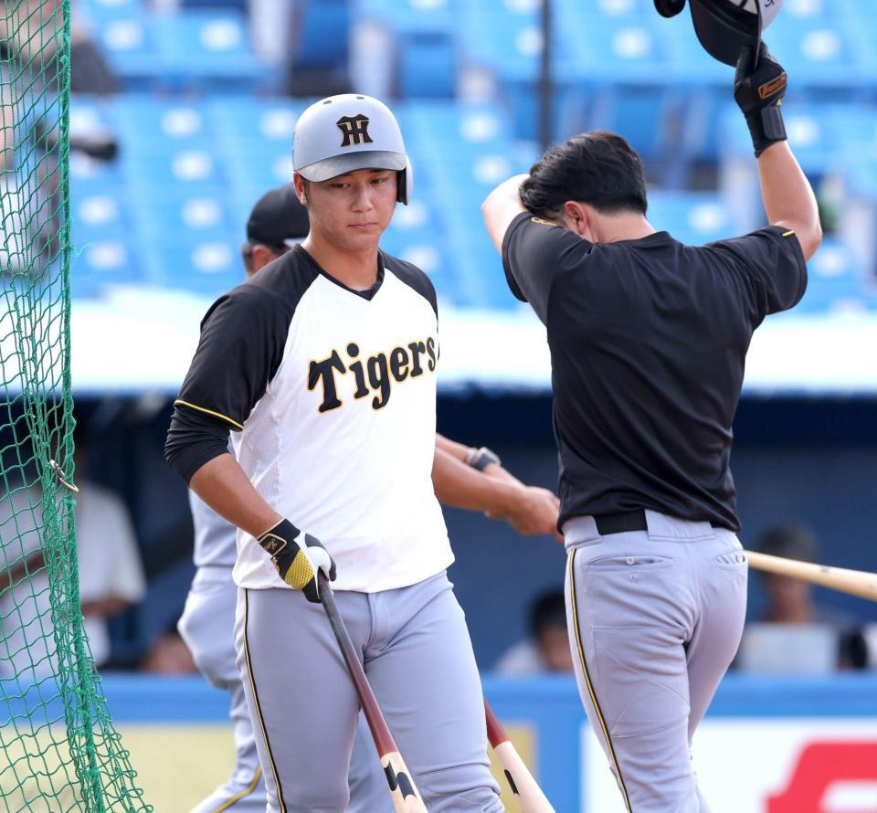 　中川（右）と交代し、打撃練習に臨む井坪（撮影・西岡正）