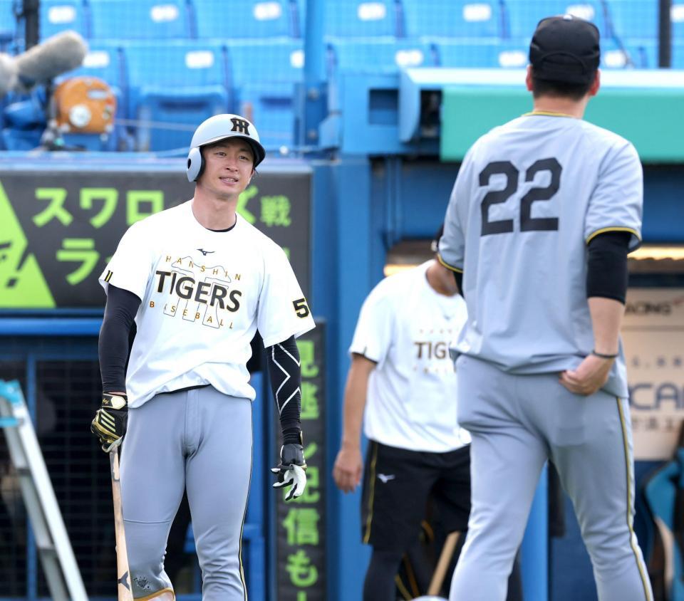 　藤川監督（右）と話す近本（撮影・西岡正）