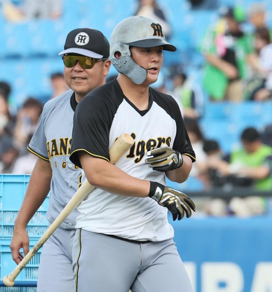 　打撃練習を終え、引き揚げる前川は登録抹消となった（撮影・田中太一）
