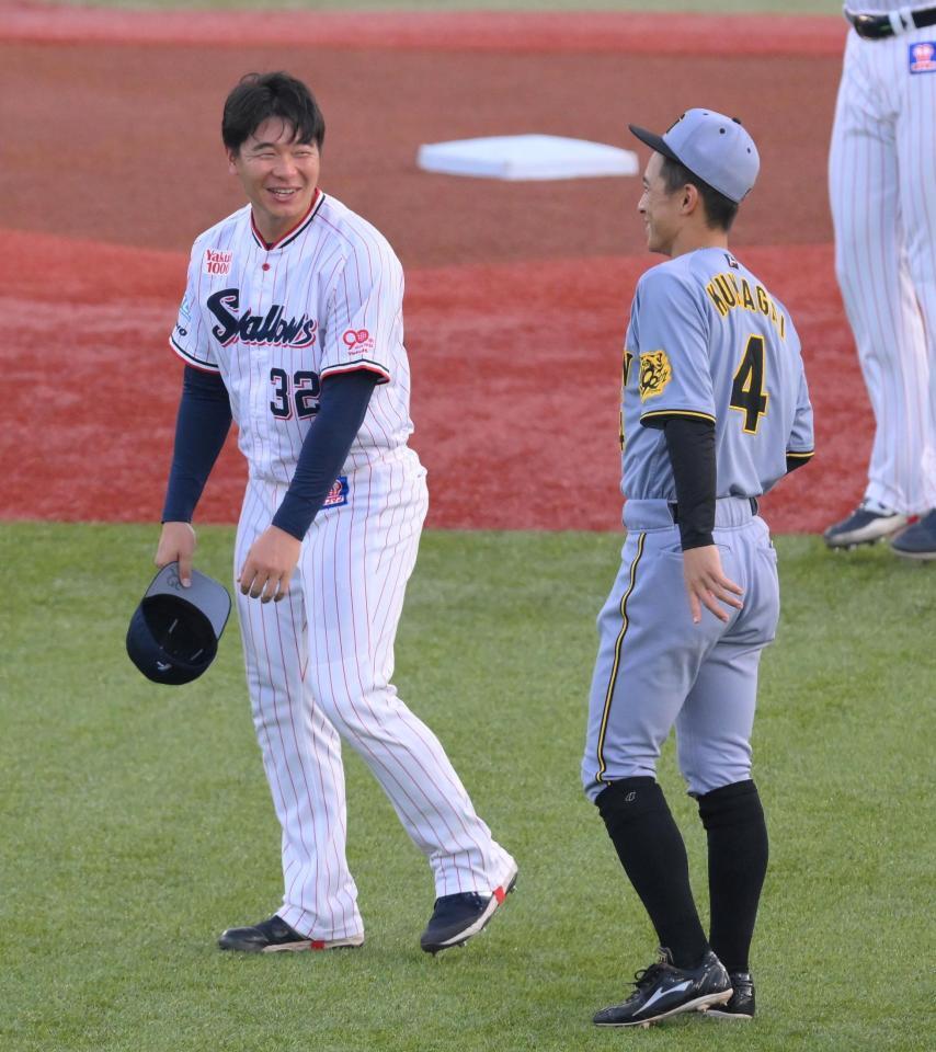 　試合前、挨拶を交わす松本直（左）と熊谷（撮影・伊藤笙子）