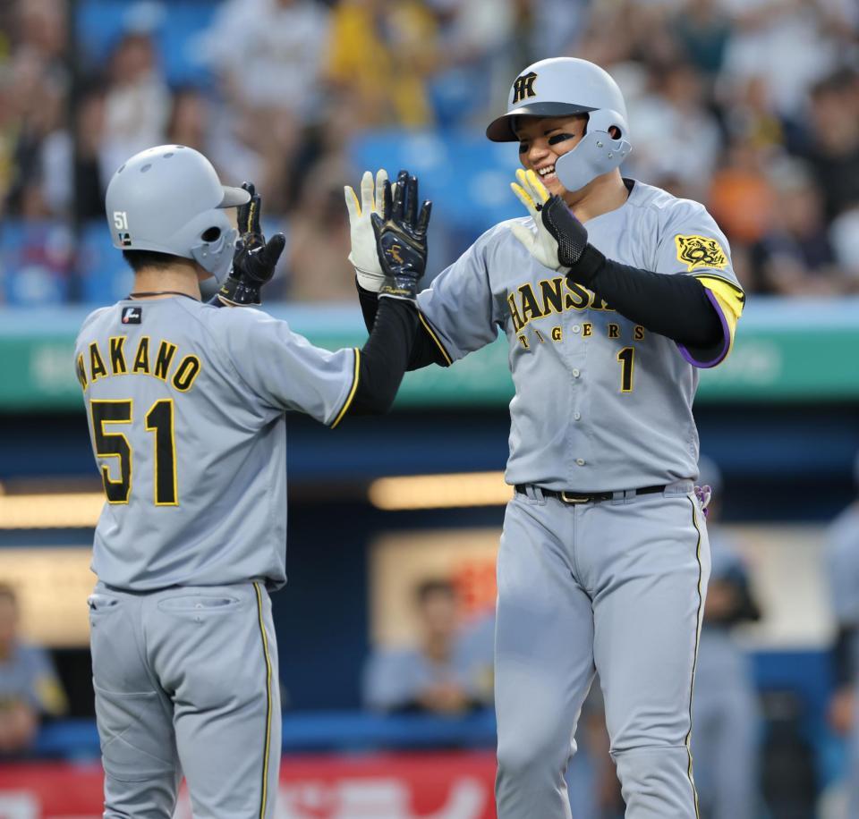 　１回、先制２ランを放ち、中野（左）とタッチを交わす森下（撮影・西岡正）