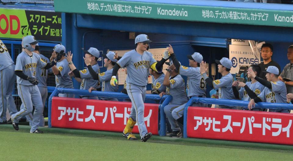 　１回、左越え２ランを放ち、ナインに迎えられる森下（中央）＝撮影・伊藤笙子