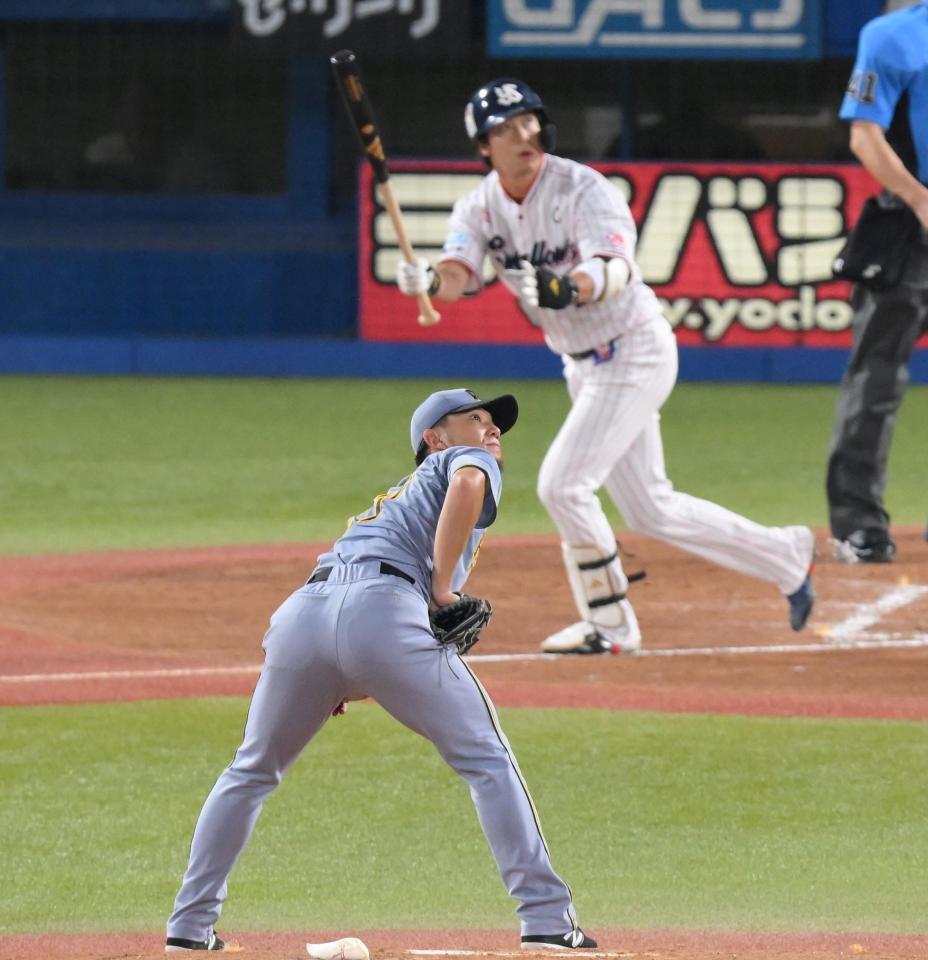 　２回、山田（奥）に左越えソロを浴びる伊藤将（撮影・伊藤笙子）