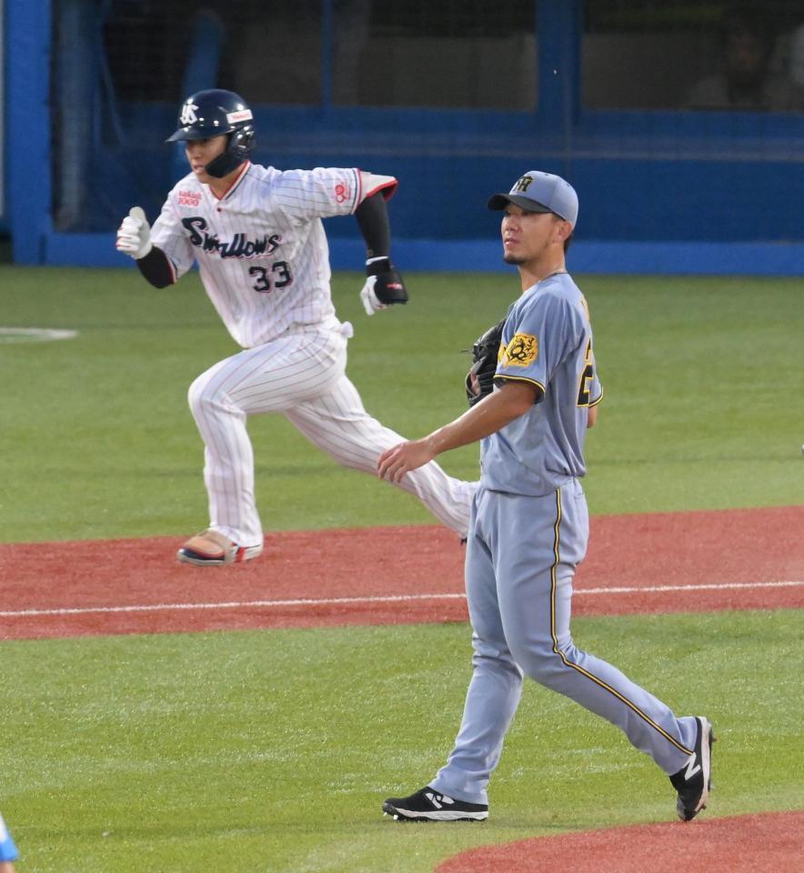 　１回、内山（奥）を二ゴロに打ち取る伊藤将（撮影・伊藤笙子）