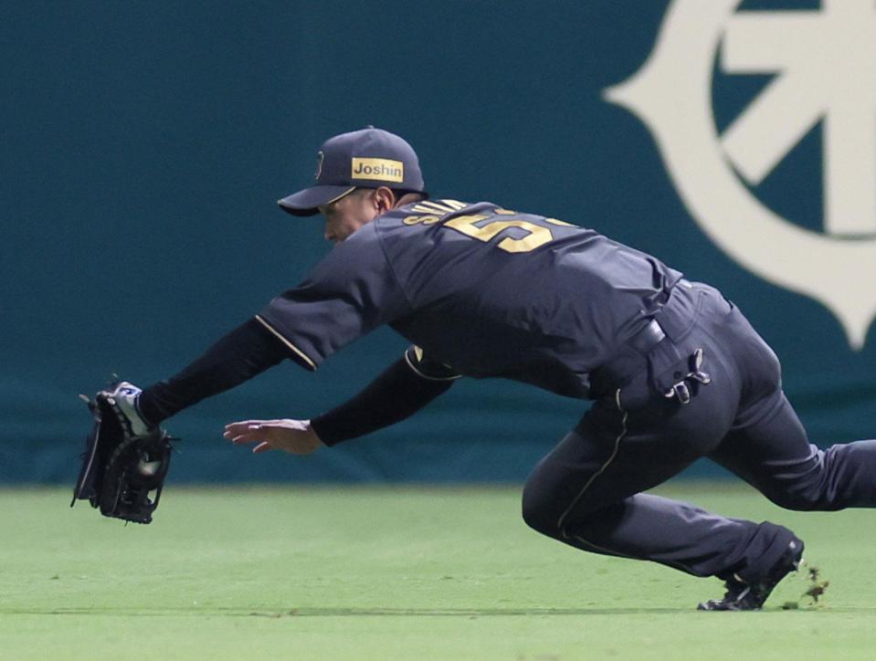 　６回、内田の打球を好捕する右翼手・島田（撮影・立川洋一郎）