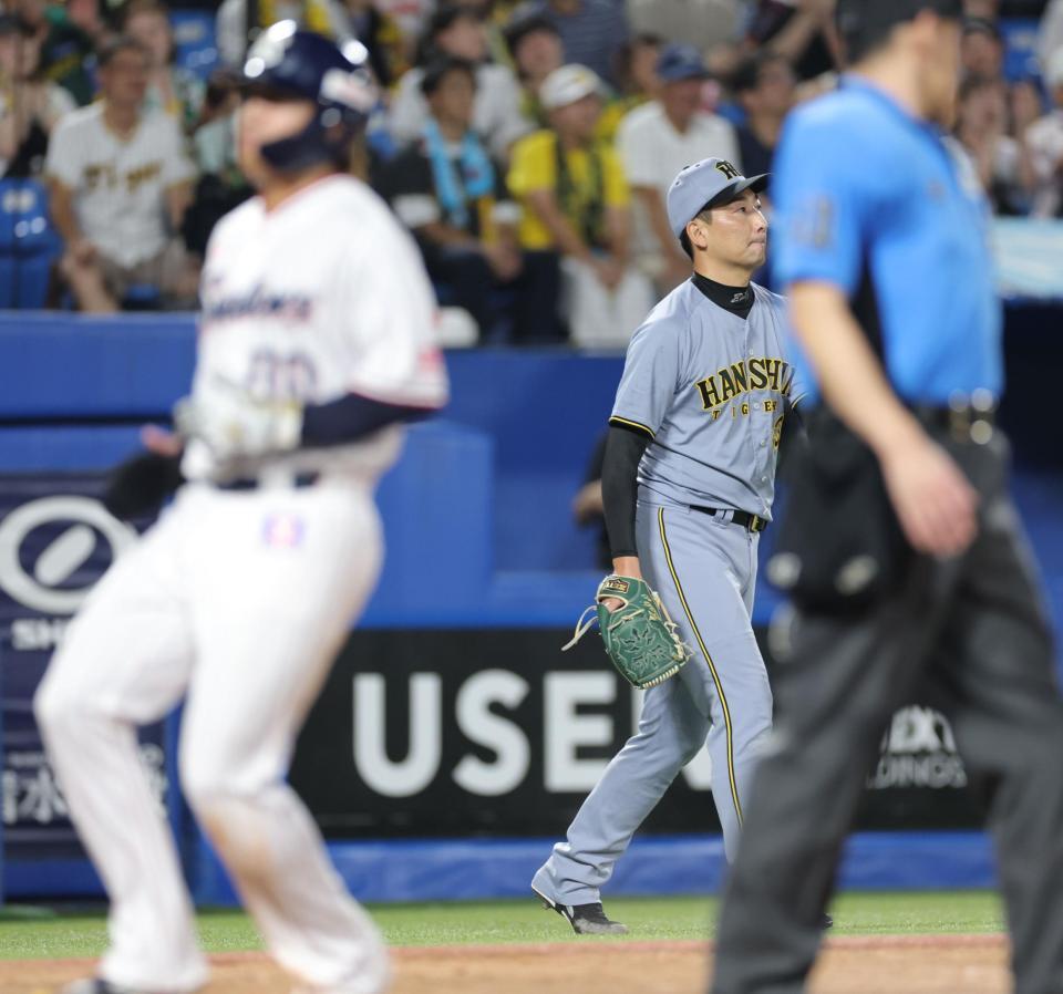 　９回、太田に右犠飛を浴び、同点を許した岩崎（撮影・西岡正）