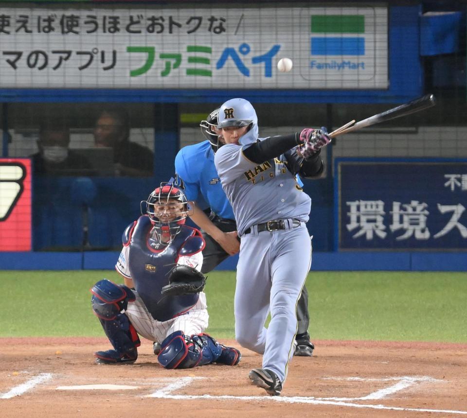 　１０回、左前打を放つ大山（撮影・伊藤笙子）