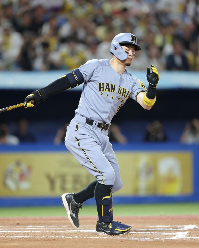 　６回、空振り三振に倒れる佐藤輝（撮影・西岡正）