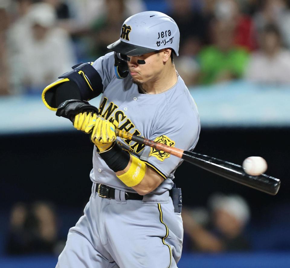 　８回、４打席連続三振を喫する佐藤輝（撮影・田中太一）