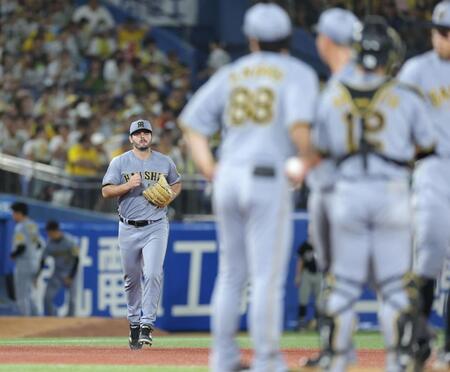 　８回、桐敷に代わって登板するハートウィグ（左）＝撮影・西岡正