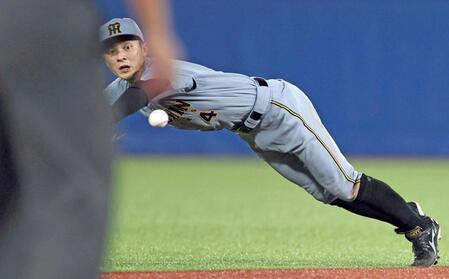 　７回、太田の打球を好捕する熊谷（撮影・田中太一）