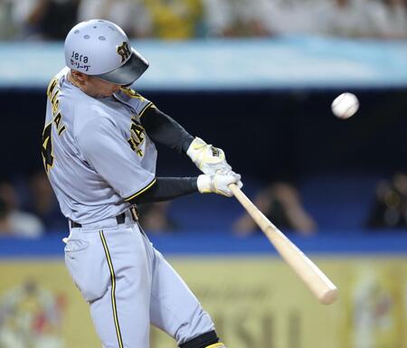 　５回、右翼線に三塁打を放つ熊谷（撮影・西岡正）