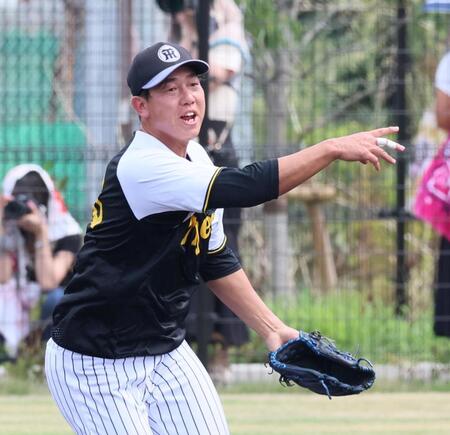 　ノックを受けて送球する畠（撮影・立川洋一郎）