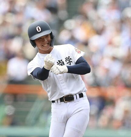 　８回、適時二塁打を放ちガッツポーズする沖縄尚学・宜野座恵夢（撮影・西田忠信）