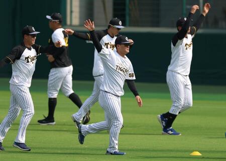 　ウオーミングアップする前川（中央）＝撮影・北村雅宏