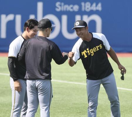 　１軍に合流した島本（右）と富田（撮影・田中太一）