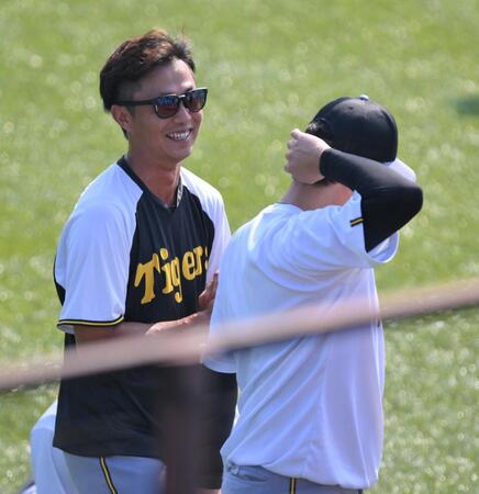 　岩貞（右）と談笑する島本（撮影・伊藤笙子）