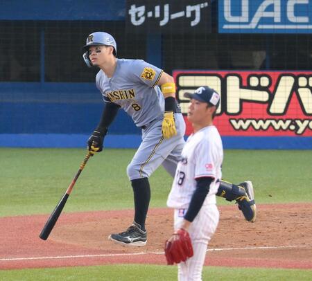 　４回、奥川（手前）から右中間へソロを放つ佐藤輝（撮影・伊藤笙子）