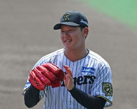 　１回、広島打線を無失点に抑え、笑顔を見せる門別（撮影・北村雅宏）