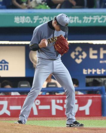 　７回、無失点に抑えガッツポーズする才木（撮影・石井剣太郎）