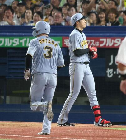 　６回、四球を選んだ才木（右）と本塁へ向かう大山（撮影・石井剣太郎）