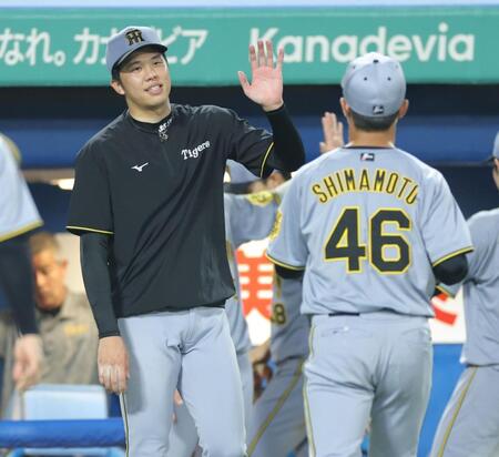 　８回、リリーフした島本（右）を迎える才木（撮影・西岡正）