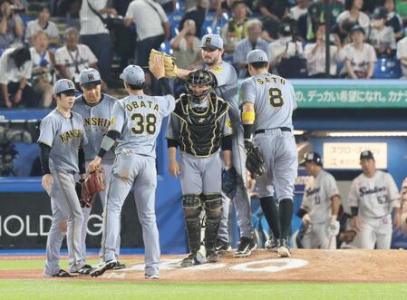 　勝利しタッチをかわす阪神ナイン（撮影・石井剣太郎）