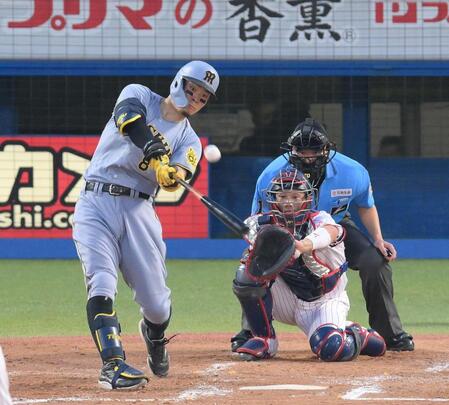 　４回、右中間へソロを放つ佐藤輝（撮影・伊藤笙子）