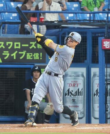 　４回、本塁打を放つ佐藤輝（撮影・石井剣太郎）