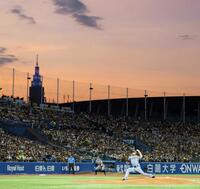 　２回、あかね色の空の下で力投する伊藤将（撮影・西岡正）