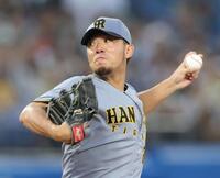 　ヤクルト戦に先発し力投する伊藤将（撮影・西岡正）