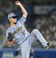 　４回、山田に対して力強く投げ込む伊藤将（撮影・田中太一）