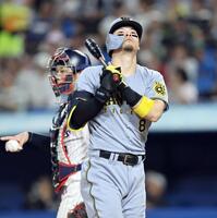 　８回、４打席連続三振に倒れた佐藤輝