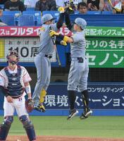 　１回、左越え２ランを放ち、佐藤輝（右）に迎えられる森下（撮影・伊藤笙子）