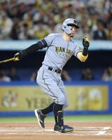 　６回、空振り三振に倒れる佐藤輝（撮影・西岡正）