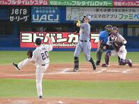 　８回、木沢（手前）の前に空振り三振を喫する佐藤輝（撮影・伊藤笙子）