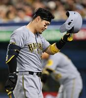 　８回、４打席連続三振を喫しベンチへ戻る佐藤輝（撮影・田中太一）