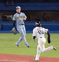 　９回、太田に犠飛を打たれ、同点を許す岩崎（左）＝撮影・伊藤笙子