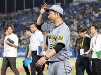 　引き分けとなり、引き揚げる藤川監督