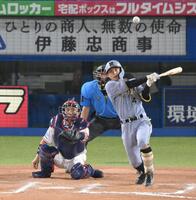 　１２回、中前打を放つ熊谷（撮影・伊藤笙子）