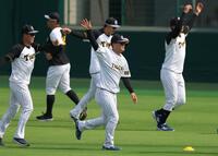 　ウオーミングアップする前川（中央）＝撮影・北村雅宏