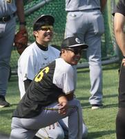 　１軍に合流した島本（右）と話をする才木（撮影・田中太一）