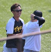 　岩貞（右）と談笑する島本（撮影・伊藤笙子）