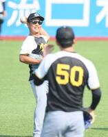 　富田とキャッチボールする島本（撮影・石井剣太郎）