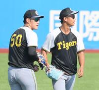 　キャッチボールを終えタッチをかわす島本（右）と富田（撮影・石井剣太郎）